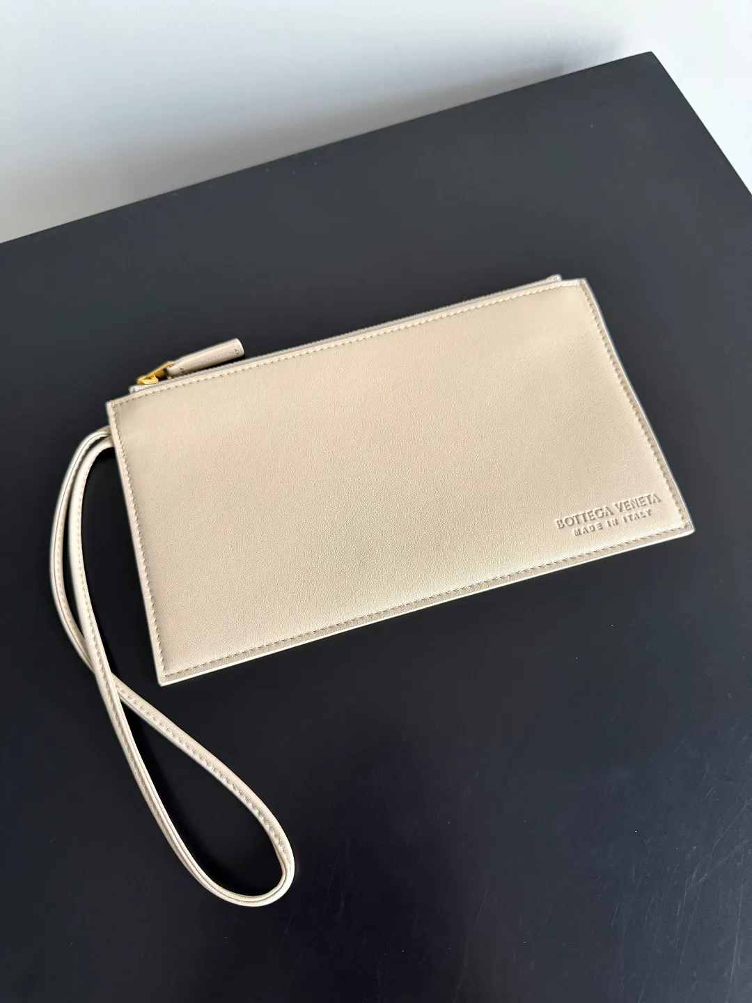 Batch 2660 Bottega Veneta 2025 new product PINACOTECA bag, iconic weaving process, skillfully crafted with 10mm Intrecciato process and equipped with suede lining. Four small strips of leather add character to the design and make the bag more stable. Relaxed yet sophisticated, casual yet refined, suede lining and double-sided design, suitable for shoulder and hand carry. The four straps can be adjusted into different shapes. One pack can be switched between two uses, easily integrating into your daily rhythm. Style number: 817166 Size: 43*23*17.5cm
